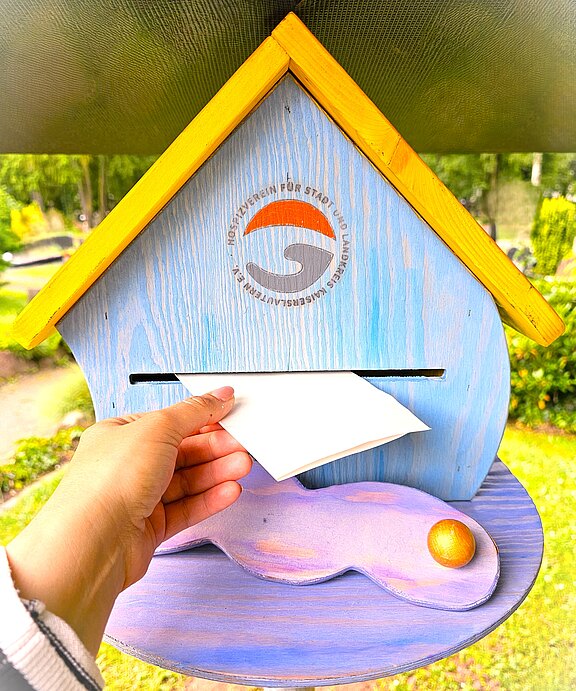 Himmelsbriefkasten, ein buntes kleines Holzhäuschen